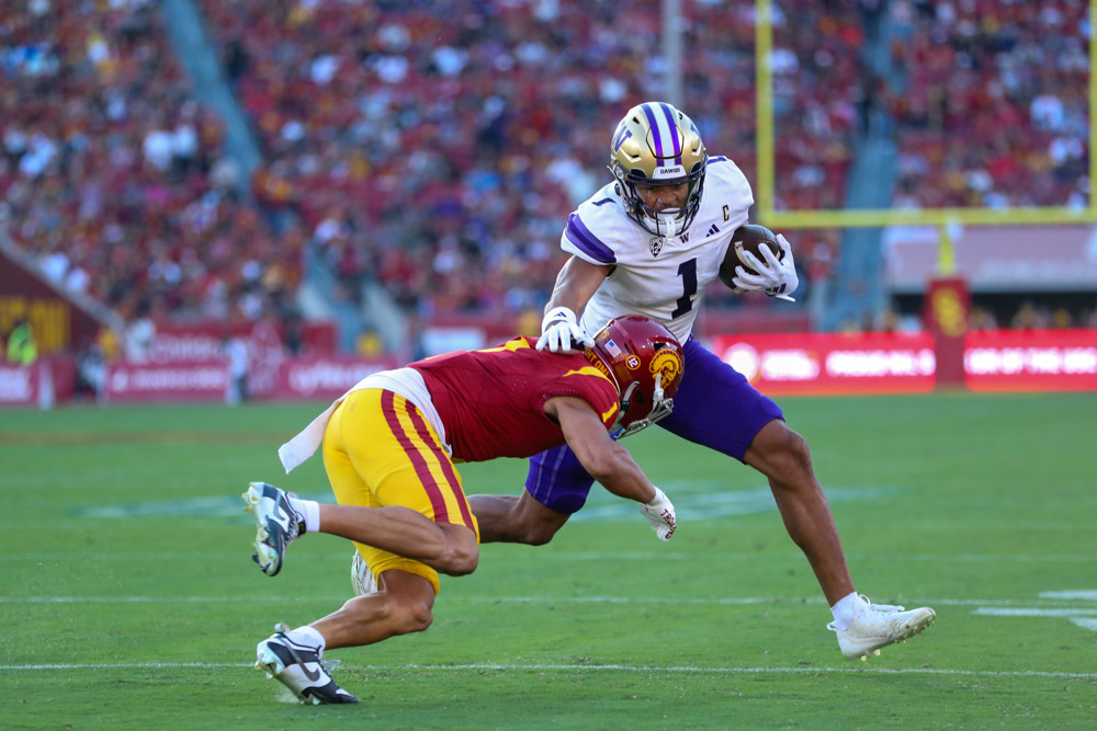 Washington Huskies wide receiver Rome Odunze (1) catches the ball for a gain during a college football game between the Washington Huskies against the USC Trojans on November 04, 2023, at United Airlines Field at The Los Angeles Memorial Coliseum in Los Angeles, CA