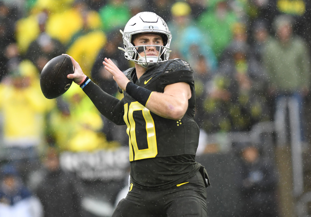 Denver Broncos quarterback Bo Nix (10) passes the ball during a college football game between the California Golden Bears and Oregon Ducks on November 4, 2023, at Autzen Stadium in Eugene, Oregon.(Photo by Brian Murphy/Icon Sportswire)