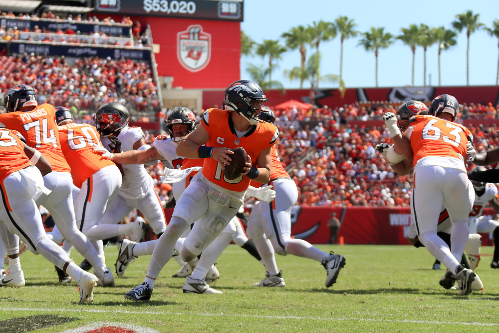 Denver Broncos Quarterback Bo Nix (10) turns to his right to look for an open receiver during the game between the Denver Broncos and the Tampa Bay Buccaneers on September 22, 2024 at Raymond James Stadium in Tampa, Florida.