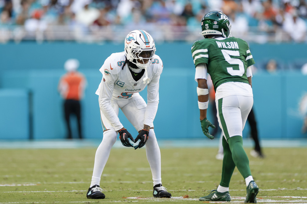 Miami Dolphins cornerback Jalen Ramsey (5) lines up opposite to New York Jets wide receiver Garrett Wilson (5) during the game between the Miami Dolphins and the New York Jets on December 8, 2024 at Hard Rock Stadium in Miami Gardens, Fl.