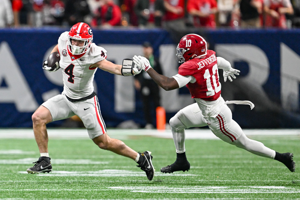 Georgia tight end Oscar Delp (4) moves past Alabama linebacker Justin Jefferson (10) during the SEC Championship college football game between the Alabama Crimson Tide and the Georgia Bulldogs on December 6th, 2025 at Mercedes-Benz Stadium in Atlanta, GA. Denver Broncos Mock Draft.