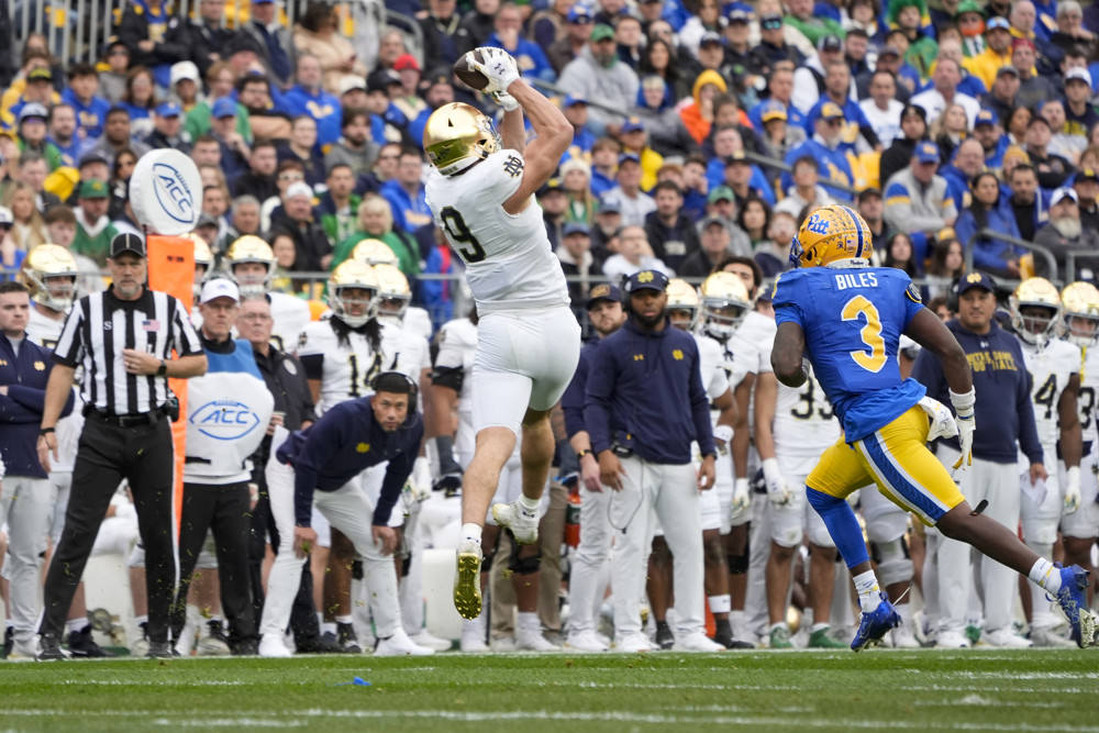 Notre Dame Fighting Irish Tight End Eli Raridon (9) makes a catch during the first half of the College Football game between the Notre Dame Fighting Irish and the Pittsburgh Panthers on November 15, 2025, at Acrisure Stadium in Pittsburgh, PA.
