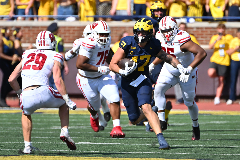 Michigan Wolverines tight end Marlin Klein (17) runs downfield with a reception during the Michigan Wolverines versus the Wisconsin Badgers game on Saturday October 4, 2025 at Michigan Stadium in Ann Arbor, MI.